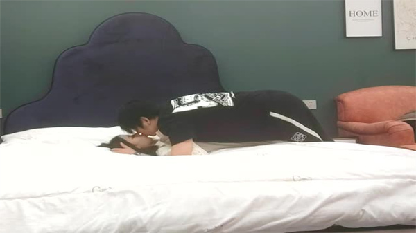 乖巧甜美嫩妹主动扒开内裤埋头狂舔嫩穴,淫水直流骚气冲天